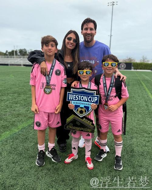 梅西夺冠感人瞬间：送别好友+动情致敬 家人携奖杯温馨合影